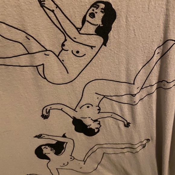 🌬 White Tee Shirt 🌬 - Picture 2 of 5